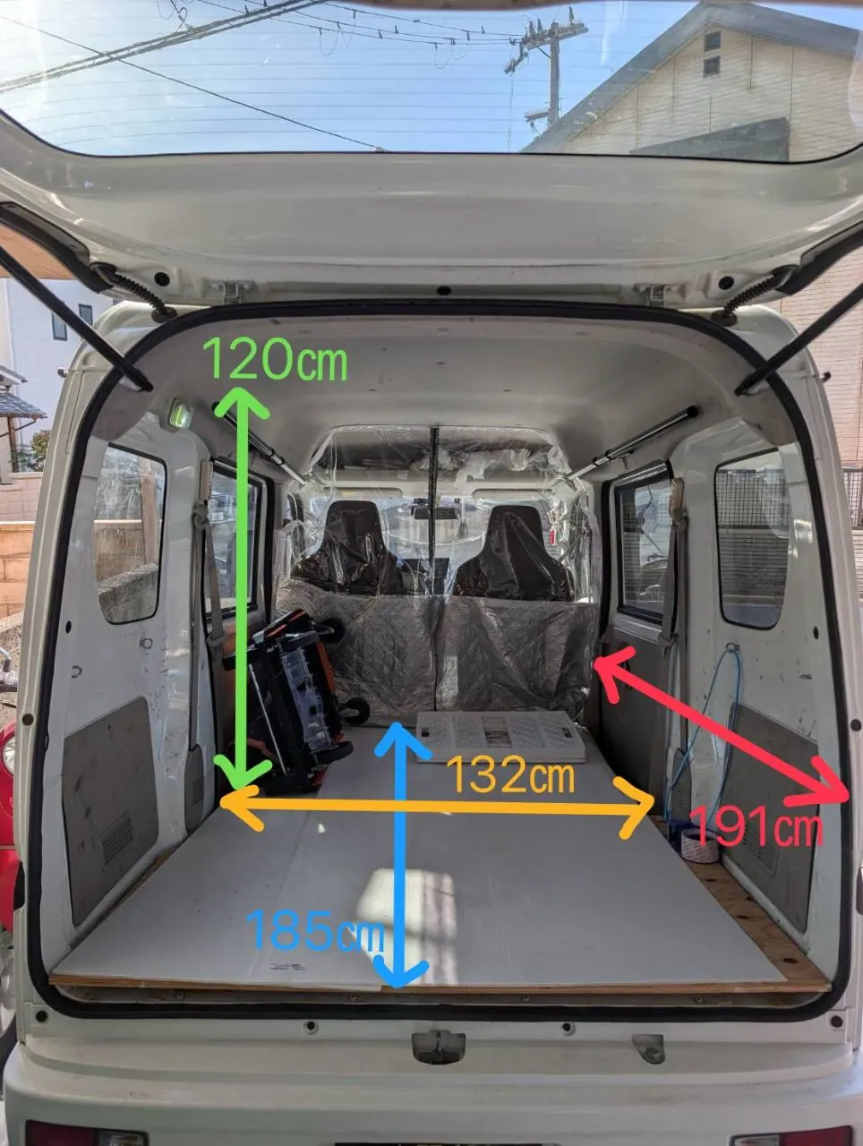 オンライン予約の積載判定基準となる長さ約185cm、幅約132cm、高さ約120cmの軽バン荷室