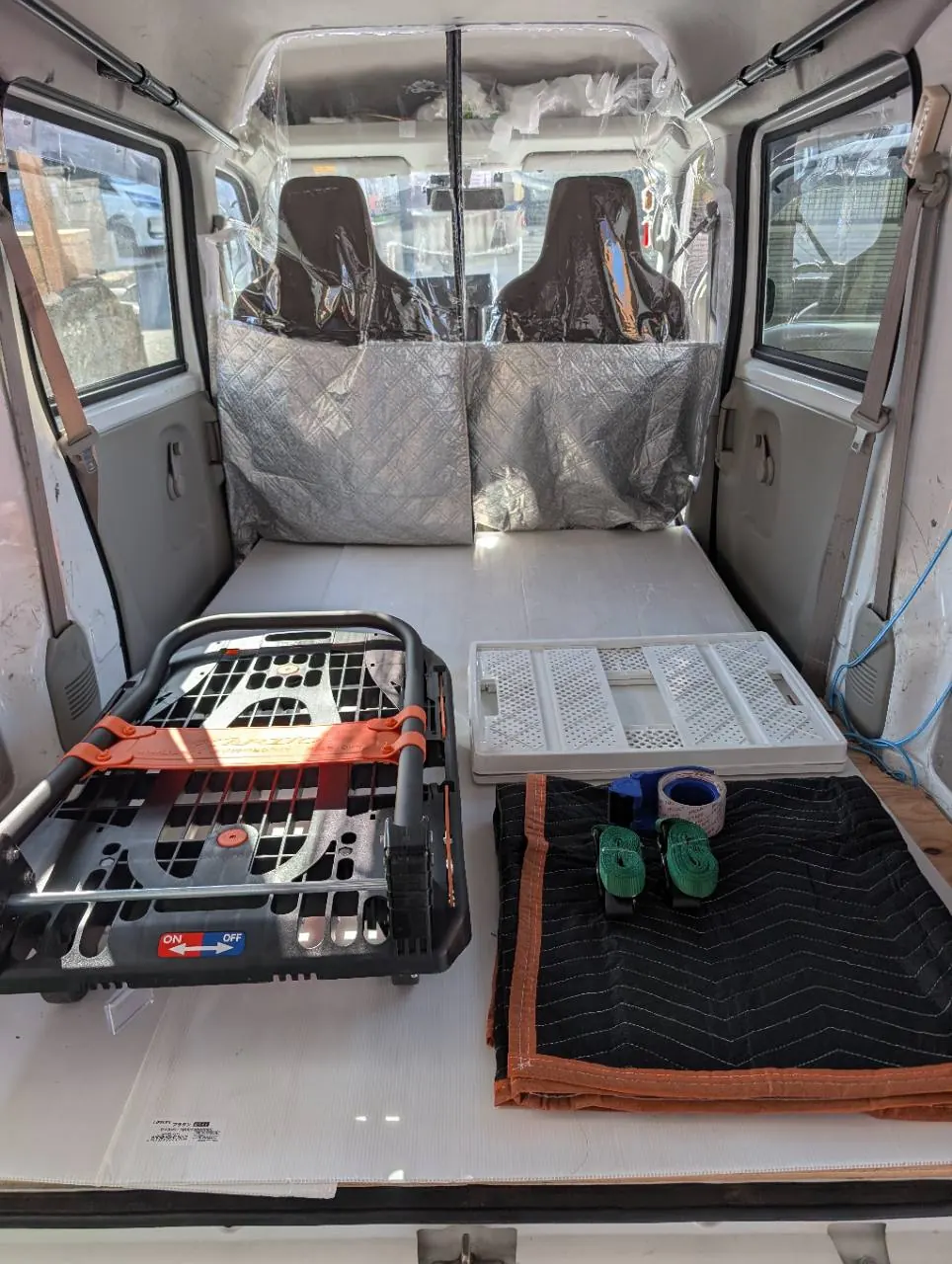 台車、養生毛布、固定ベルト、荷室養生を備えた軽バン